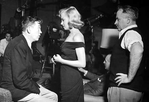 John Huston habla con Marilyn en el set de rodaje de La jungla de asfalto (1950)