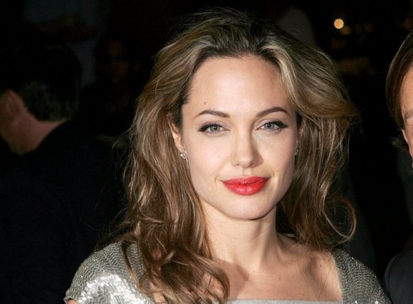 Angelina Jolie undergoes double mastectomy