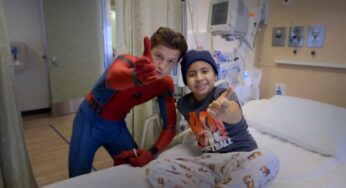 Precioso video: Un hombre vestido de Spider-Man llega a un hospital infantil y resulta ser… ¡Tom Holland!