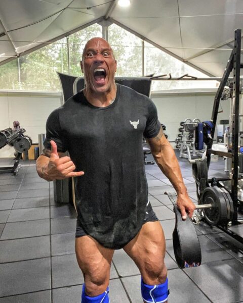 Dwayne Johnson The Rock machaca sus piernas como nunca con un