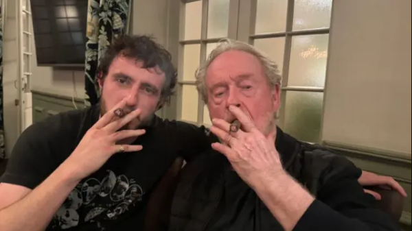 Paul Mescal y Ridley Scott celebrando el final del rodaje.